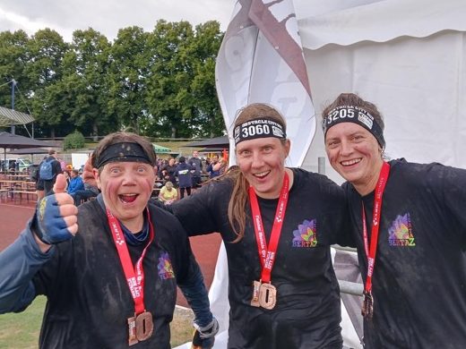 Drei BERTAZ Team Mitglieder mit Medaillen nach dem obstical-city-run Göttingen