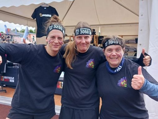 Drei BERTAZ Team Mitglieder strahlen in Vorfreude auf den obstical-city-run Göttingen