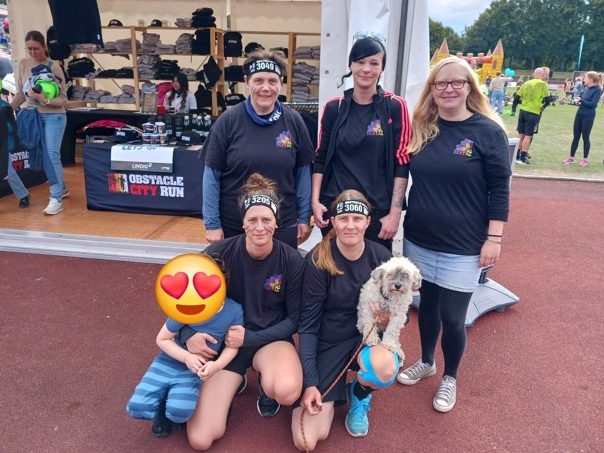 Das teilnehmende BERTAZ Team vor dem obstacle-city-run Zelt