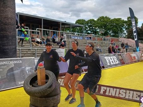 Drei BERTAZ Team Mitglieder im Parcours vor einem Reifenhindernis auf den obstical-city-run Göttingen