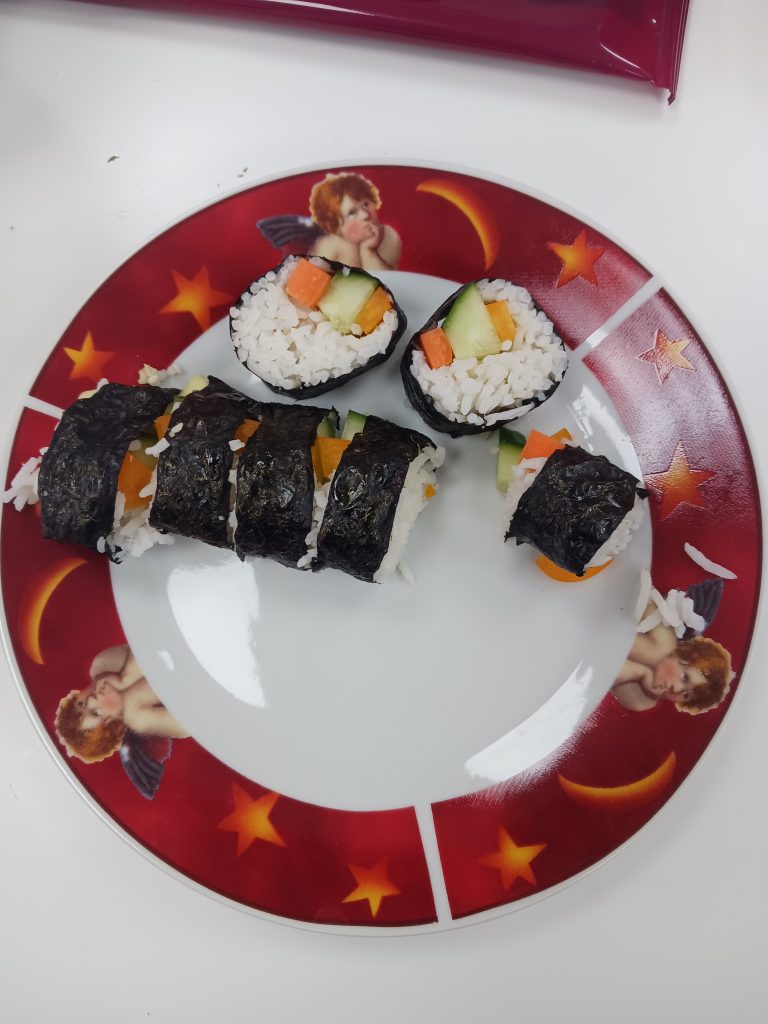 Sushi Gemüserolle angerichtet auf Teller
