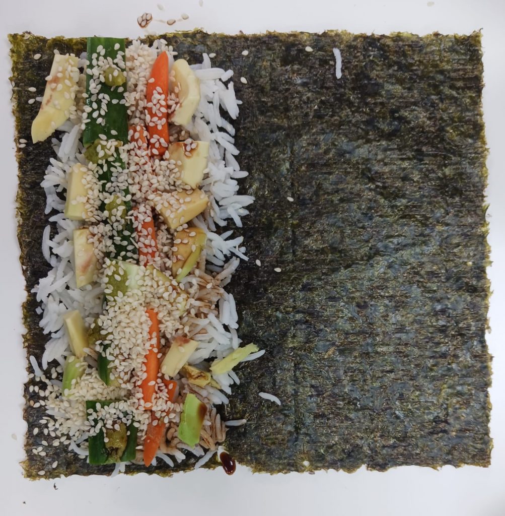 Sushi Zubereitung - Füllung und Algenblatt
